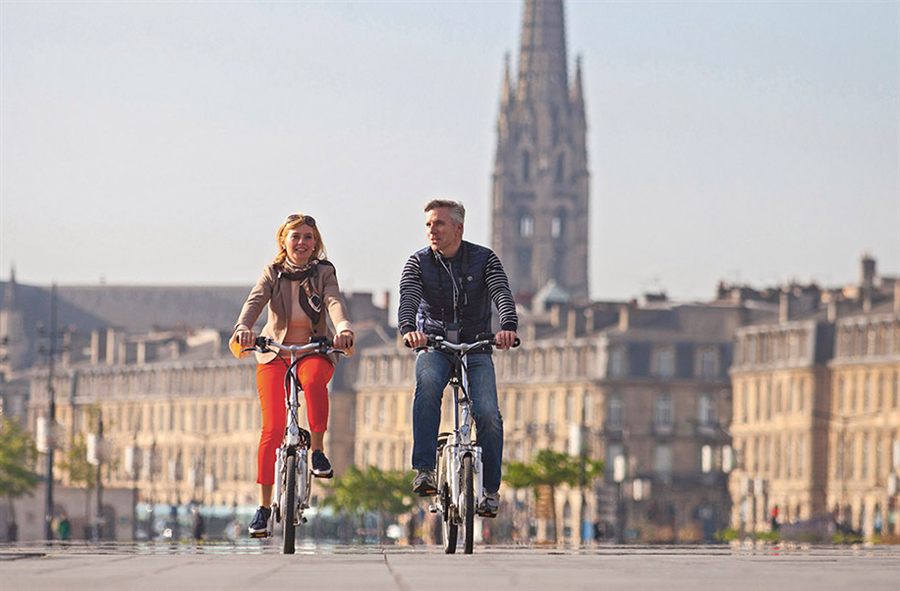 Cyclists on the Bordeaux quays